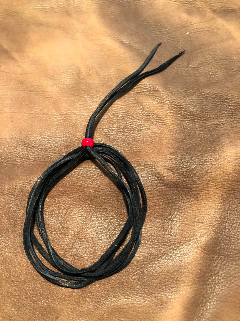 鹿革紐3ミリ、2ミリ、アソートネック28本、朱赤色約ビーズ2種各200粒