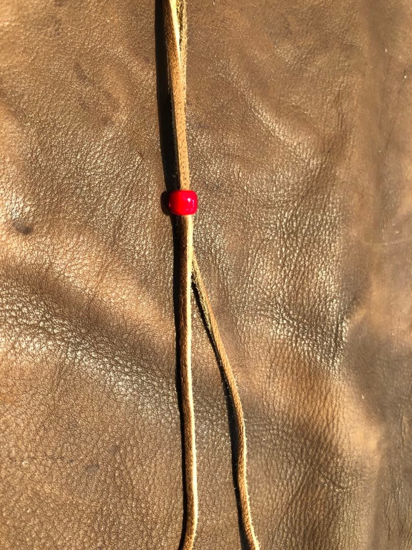 鹿革紐3ミリ、2ミリ、アソートネック28本、朱赤色約ビーズ2種各200粒