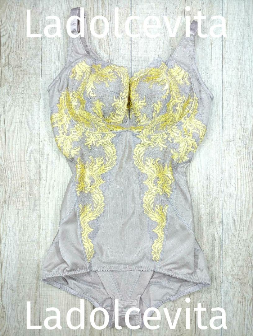 美品 マルコ　カーヴィシャス ボディスーツ E70 M/限定/グレージュ/801