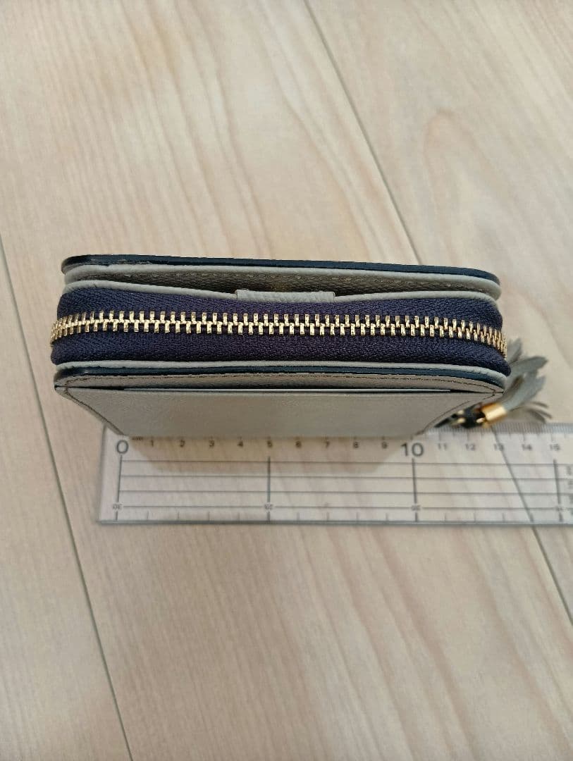 Epoi エポイ　ラウンドファスナー　二つ折り財布　ライトグレー