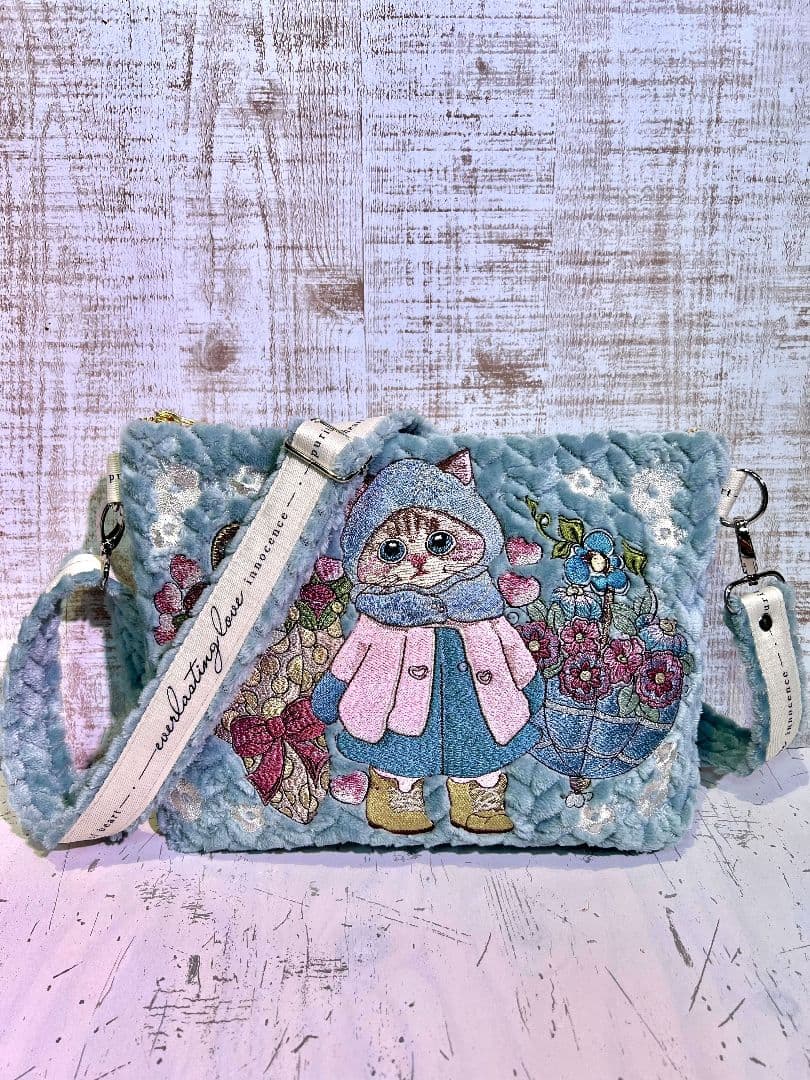 ジグザグベビーブルーファー生地♡刺繍のショルダーバッグ♡フード猫ちゃん