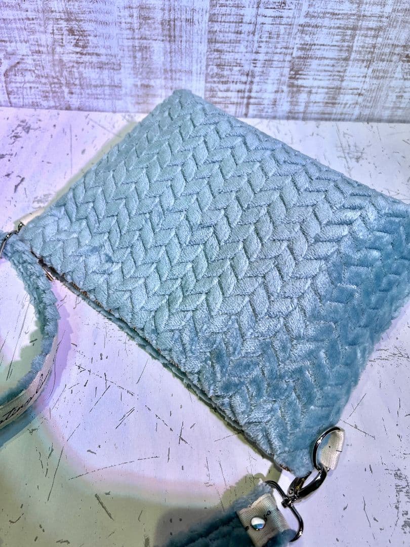 ジグザグベビーブルーファー生地♡刺繍のショルダーバッグ♡フード猫ちゃん