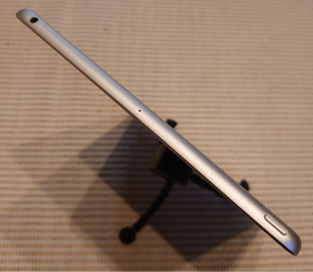 完動品iPad第6世代(A1893)本体32GBGBシルバー送料込0JF8K