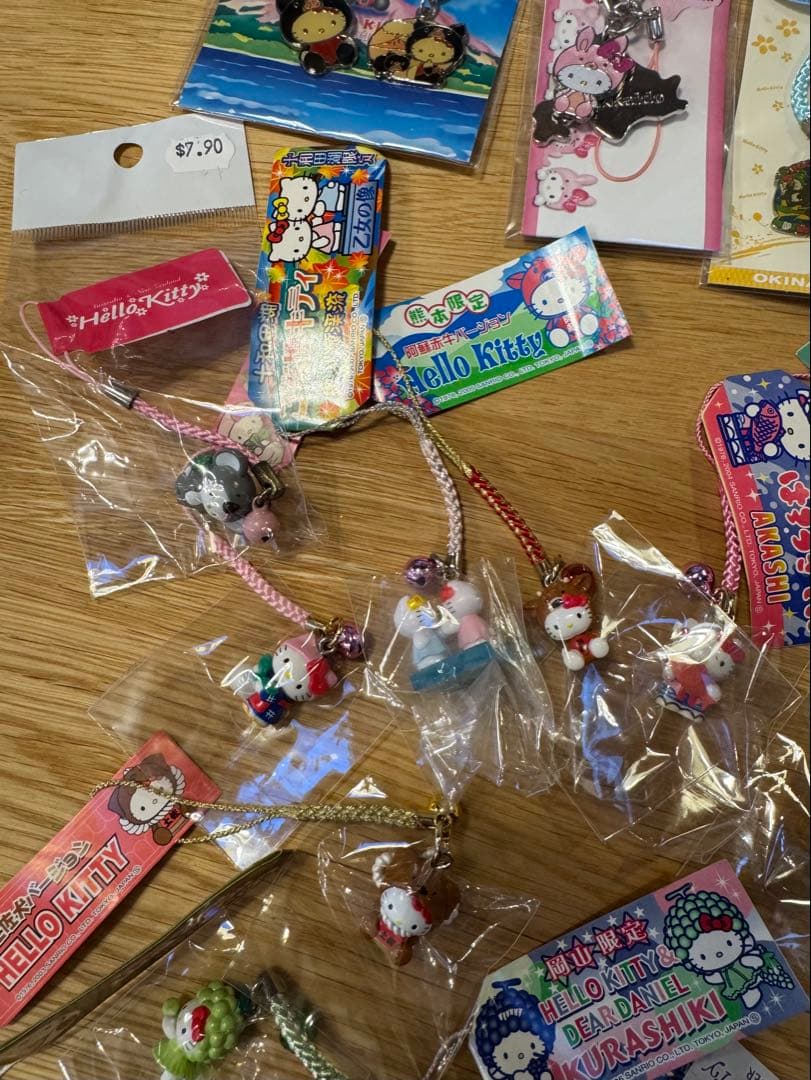 ヒ*マ様 ハローキティ　根付け　ストラップ　地域限定品　３3＋3個　おまけ多数