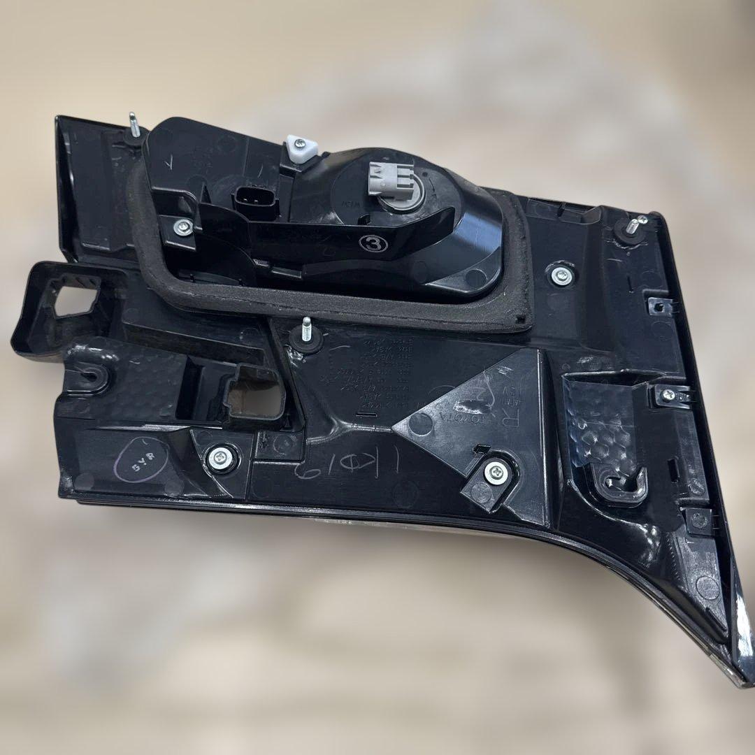 トヨタヴェルファイア30系前期 純正テールランプ 左右セット Koito製 美品