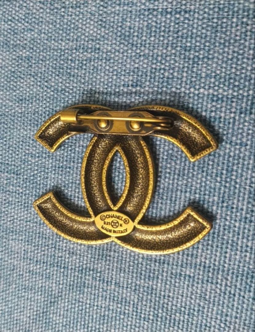 CCロゴブローチ5点ゴールド　カラフルブローチ4点