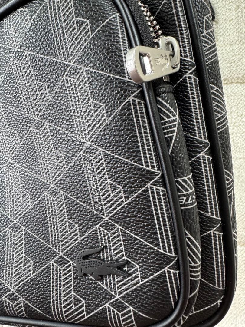 国内完売 希少　美品　LACOSTE モノグラムフラップメッセンジャーバッグ