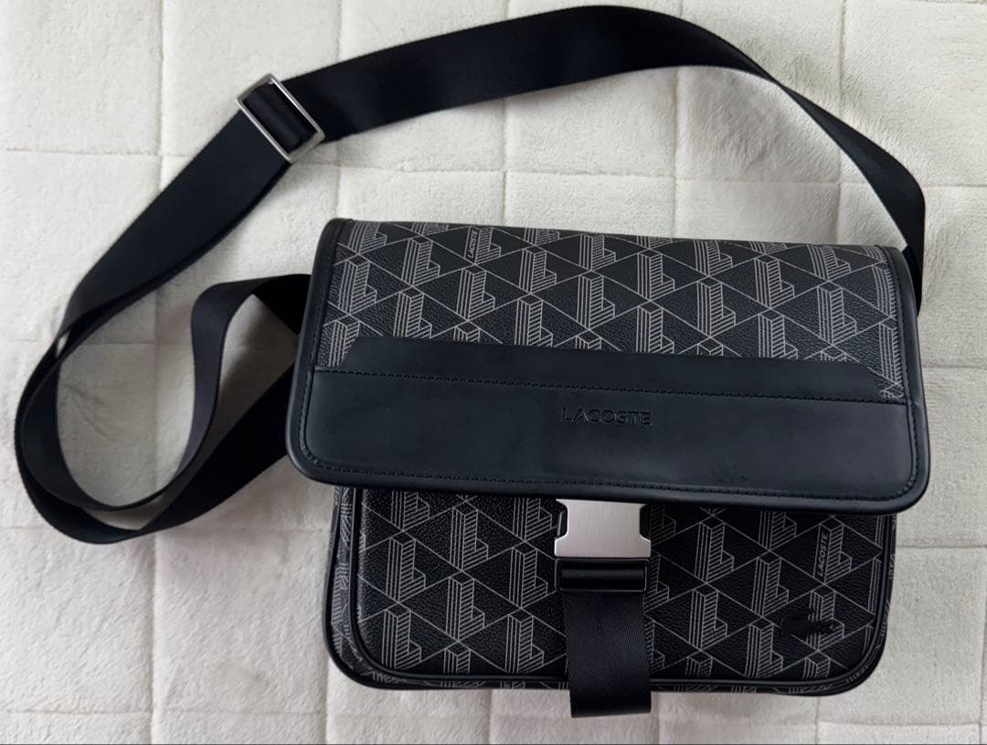 国内完売 希少　美品　LACOSTE モノグラムフラップメッセンジャーバッグ