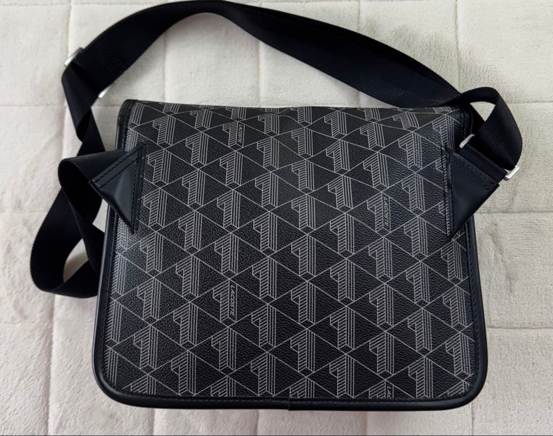 国内完売 希少　美品　LACOSTE モノグラムフラップメッセンジャーバッグ