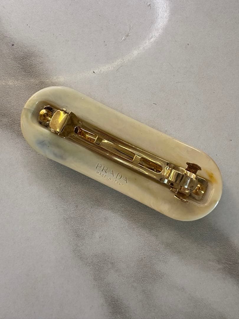 PRADA アイボリー ヘアピン