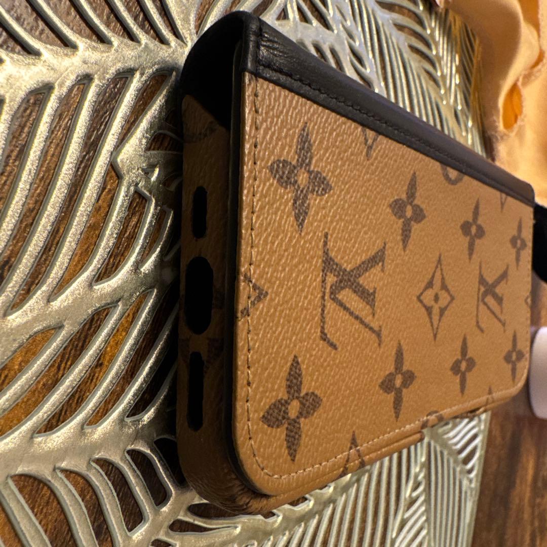 LOUISVUITTON iPhon15PROフォリオ モノグラム リバース