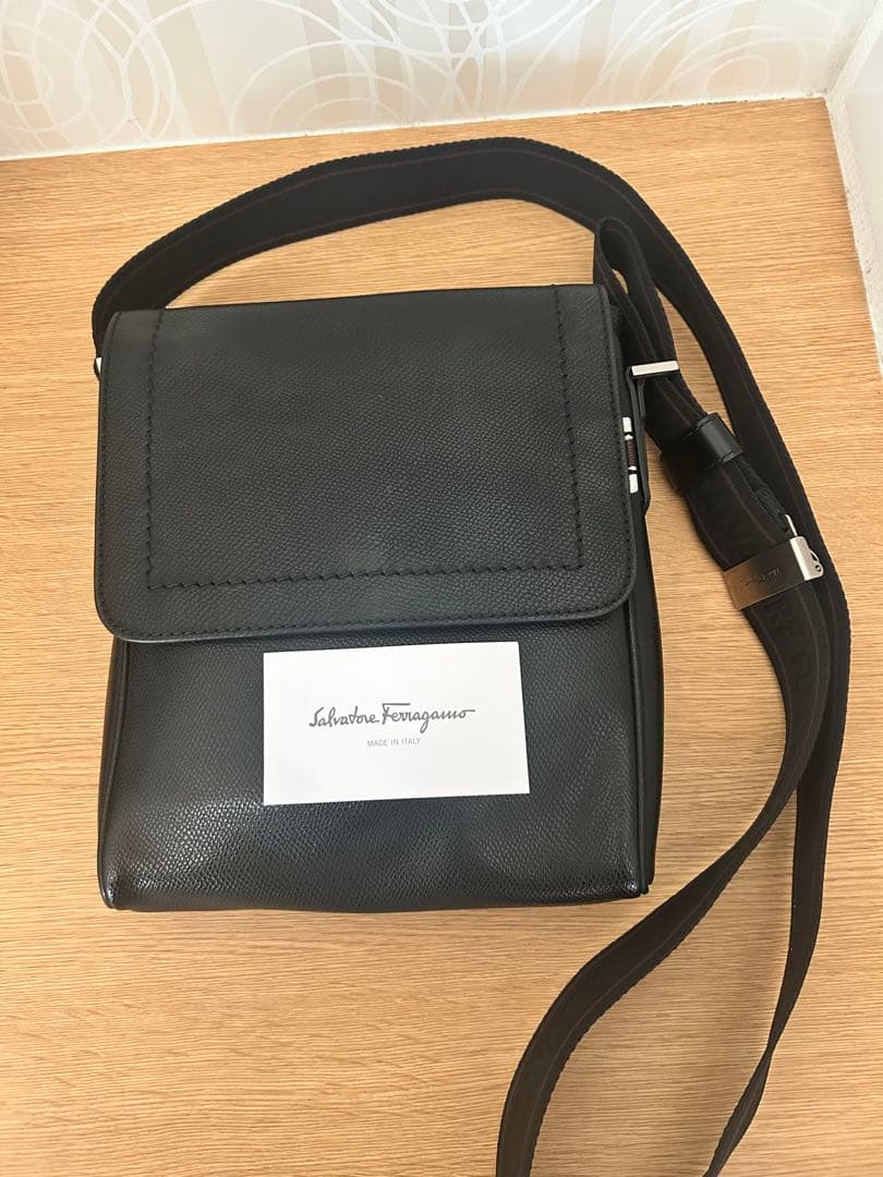 Salvatore Ferragamo ブラックショルダーバッグ　フェラガモ