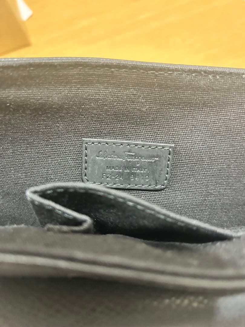 Salvatore Ferragamo ブラックショルダーバッグ　フェラガモ