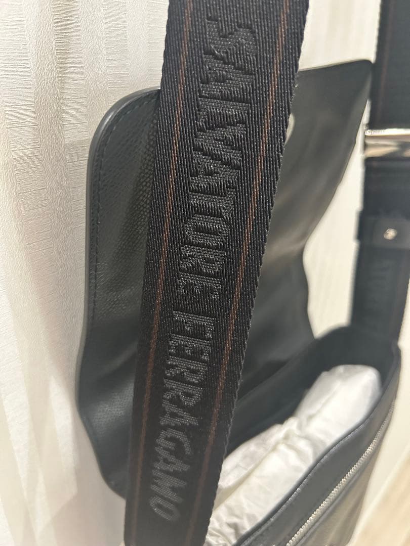 Salvatore Ferragamo ブラックショルダーバッグ　フェラガモ
