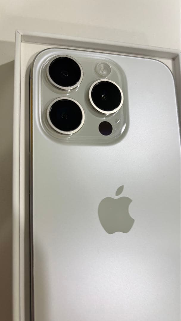 iPhone 15 Pro ホワイトチタニウム(256GB)美品