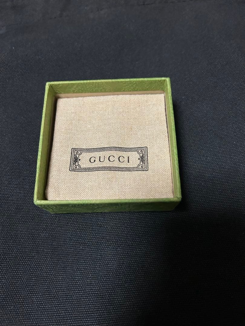 GUCCI シルバーピアス 箱・カード付