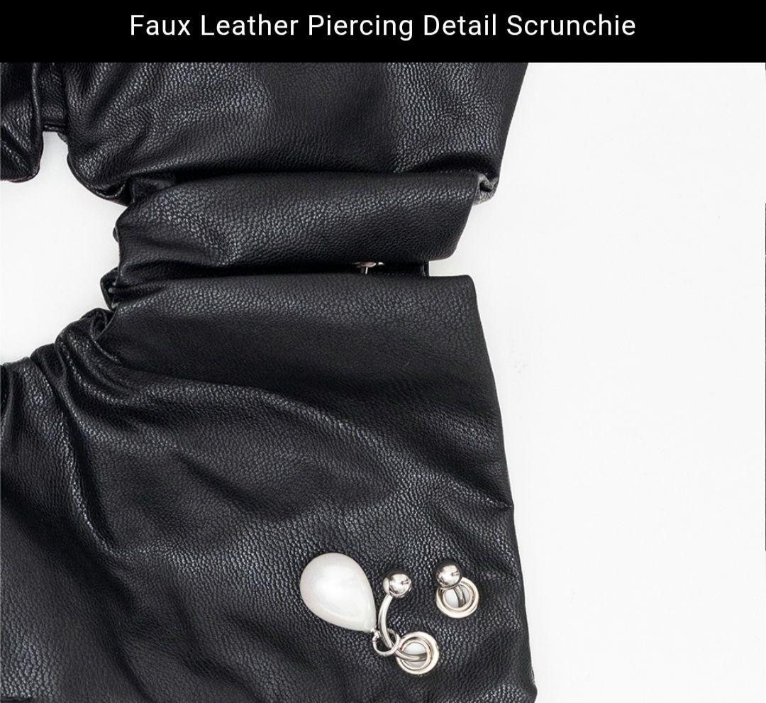 ヘアアクセサリー HEYEP Leather Piercing Detail Scrunchie