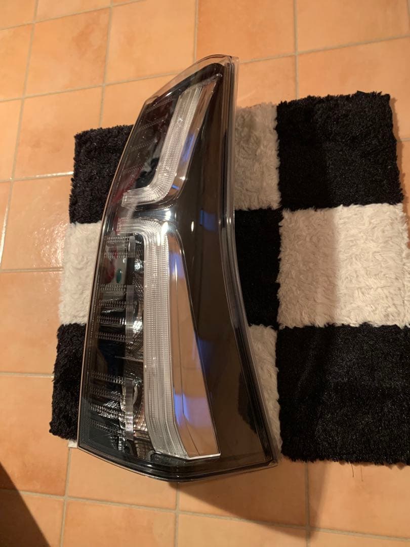 タント　右テールランプ