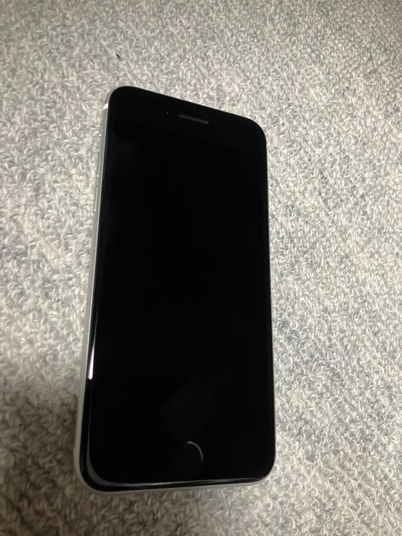 よ*ん様 Apple iPhone SE2 ホワイト 最大容量83%