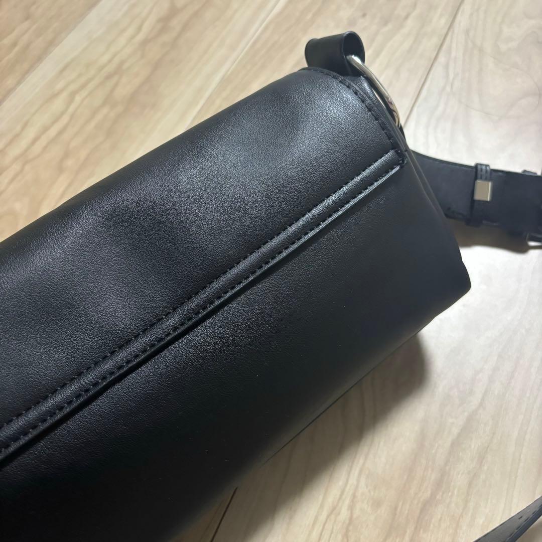 ［新品］ビアズリー風　 レザーボディバッグ　ブラック