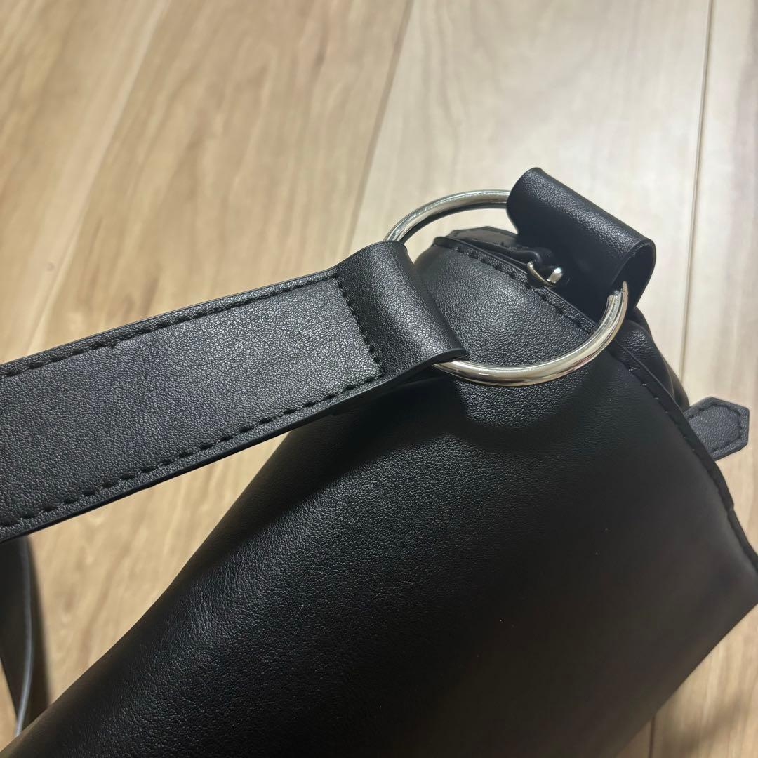 ［新品］ビアズリー風　 レザーボディバッグ　ブラック