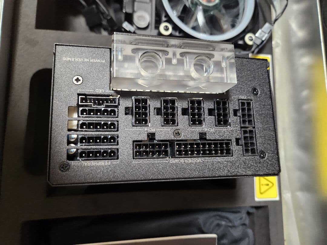 し*く様 FSP Hydro PTM+ 1200W 電源ユニット