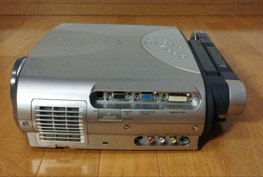 TOSHIBA 東芝 液晶プロジェクター TLP781 2000ルーメン