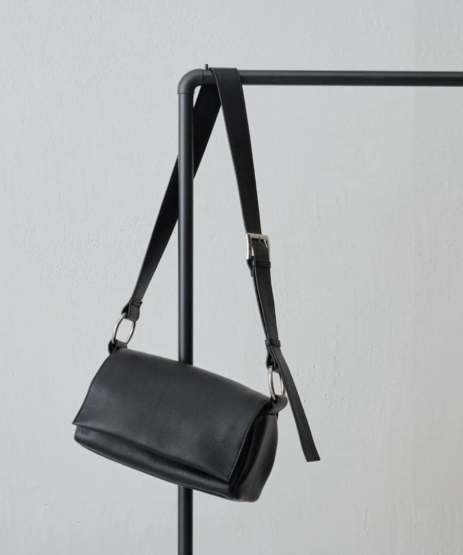 BEARDSLEY (ビアズリー)レザーボディバッグ　ブラック