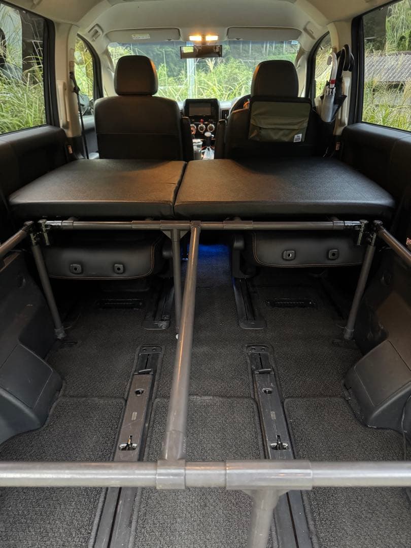 場所は大阪の石切です。直接引き取り限定。 デリカ　D5 車中泊ベッドキット。