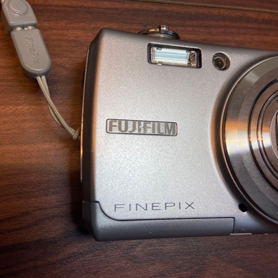 FUJIFILM FinePix F100fd デジカメ ほぼ新品 4073