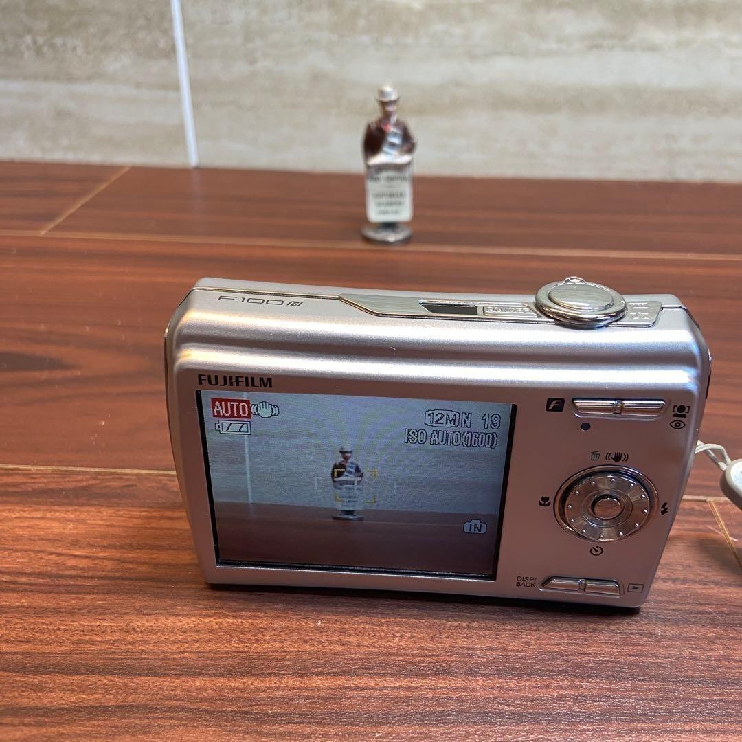 FUJIFILM FinePix F100fd デジカメ ほぼ新品 4073