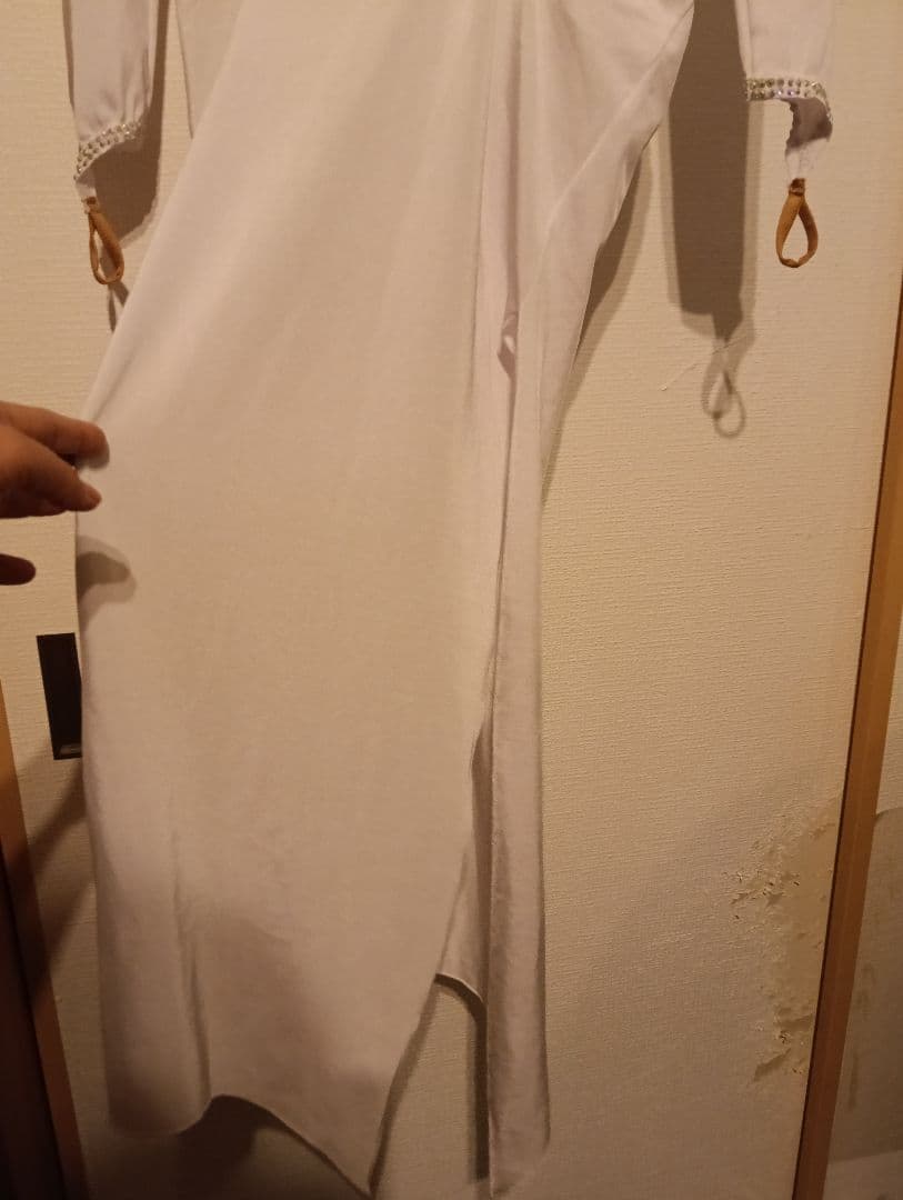 大胆なカットが美しくセクシー　白のルンバドレス　ラテン　社交ダンス　ベリーダンス