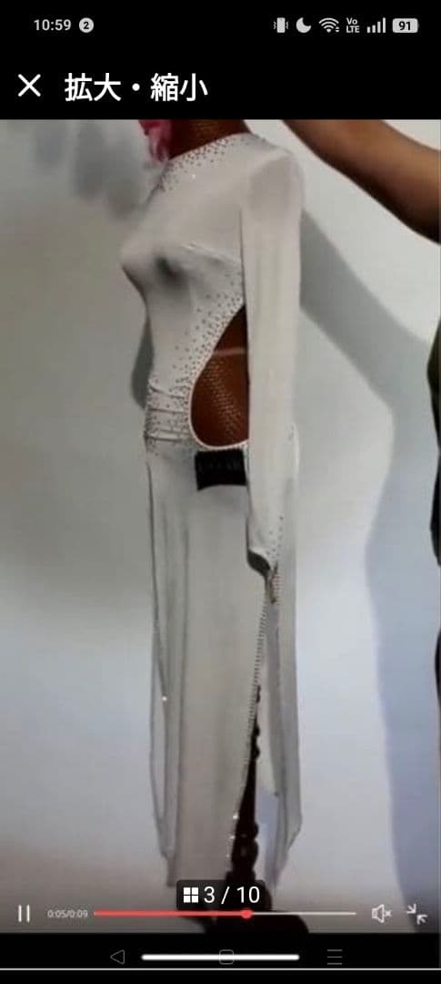 大胆なカットが美しくセクシー　白のルンバドレス　ラテン　社交ダンス　ベリーダンス