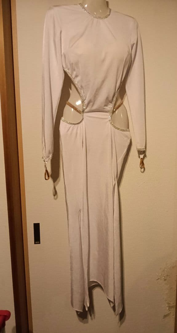 大胆なカットが美しくセクシー　白のルンバドレス　ラテン　社交ダンス　ベリーダンス