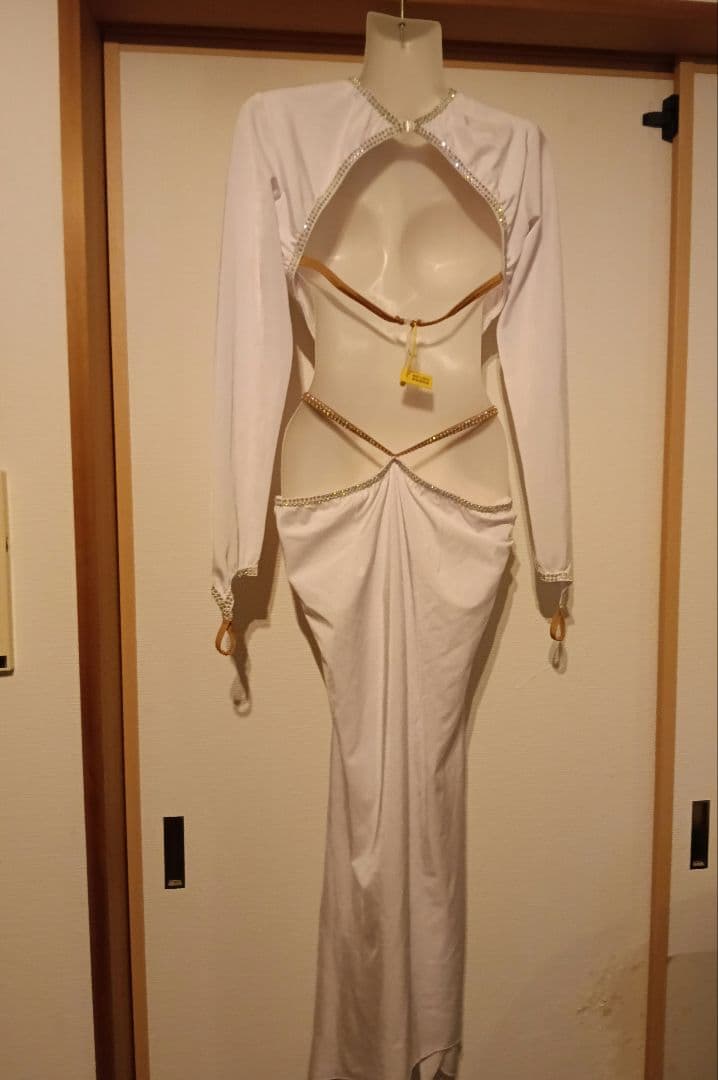 大胆なカットが美しくセクシー　白のルンバドレス　ラテン　社交ダンス　ベリーダンス