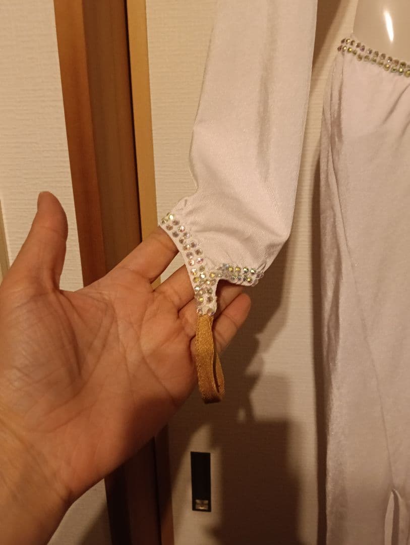 大胆なカットが美しくセクシー　白のルンバドレス　ラテン　社交ダンス　ベリーダンス