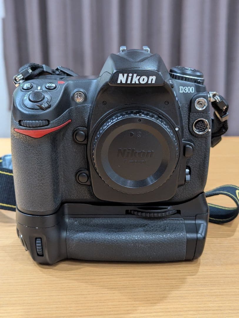 Nikon D300 デジタル一眼レフ バッテリーグリップ付き