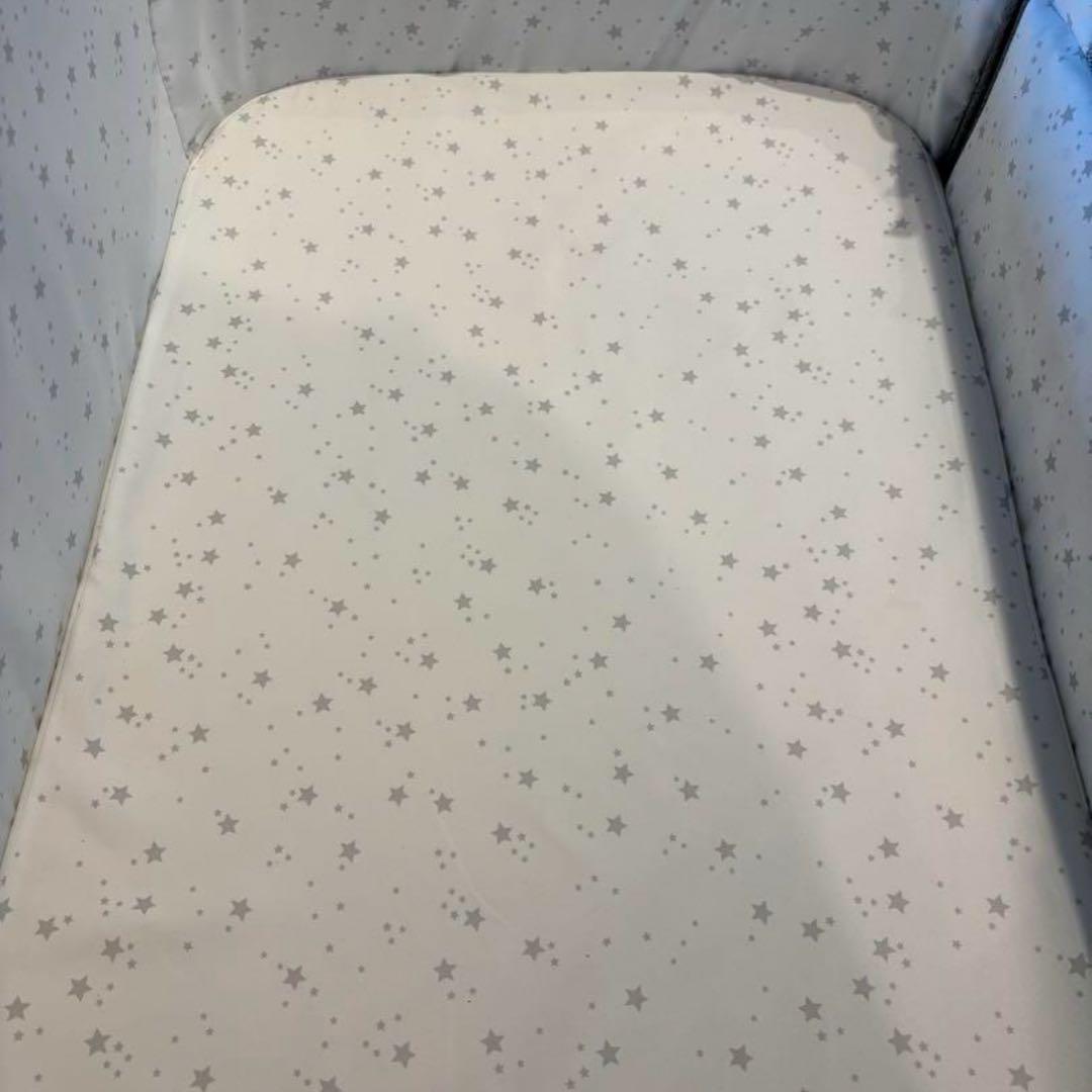 グレーの折りたたみベビーベッド