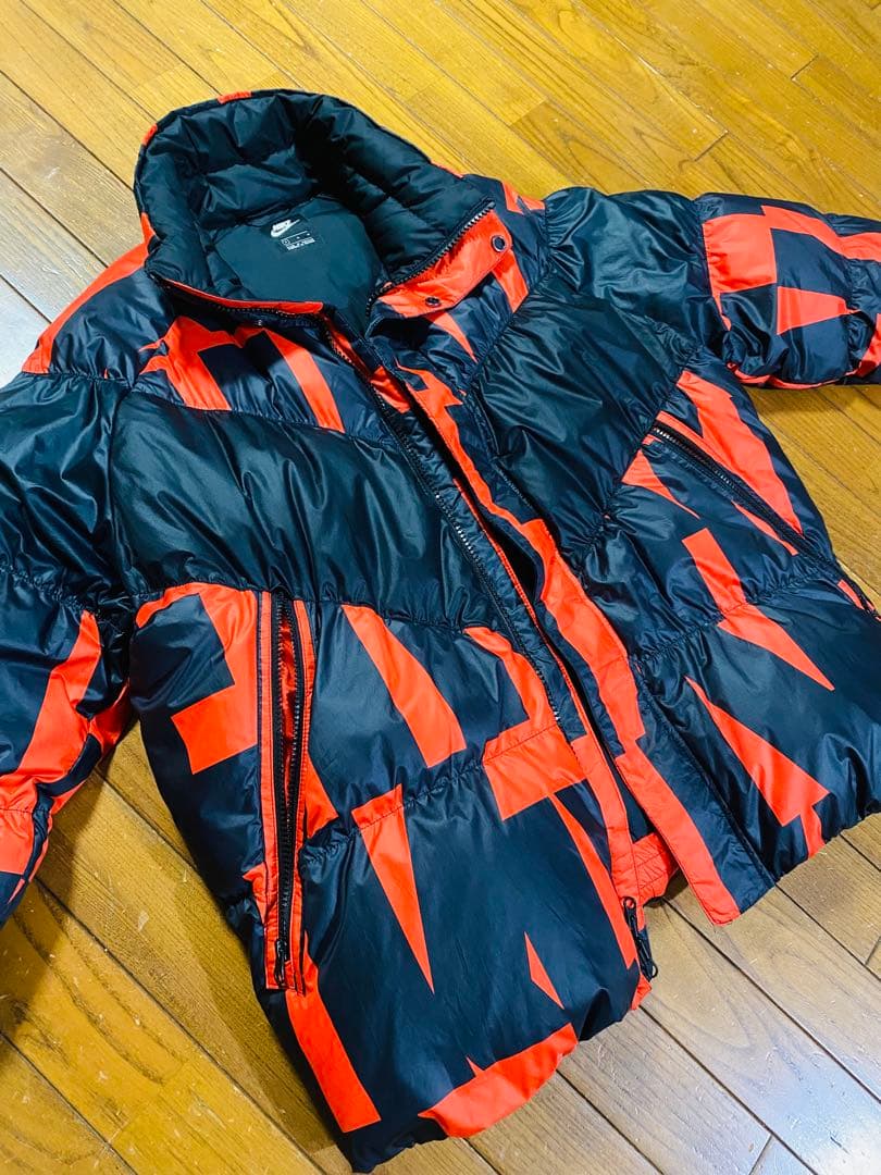 NIKE ダウンジャケット　総柄　ブラック・レッド　Mサイズ　日本XL相当