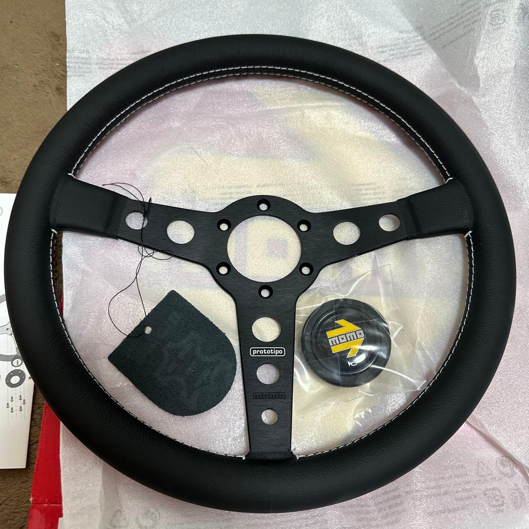 正規品　新品未使用MOMO プロトタイプ P-1 ステアリング350mm