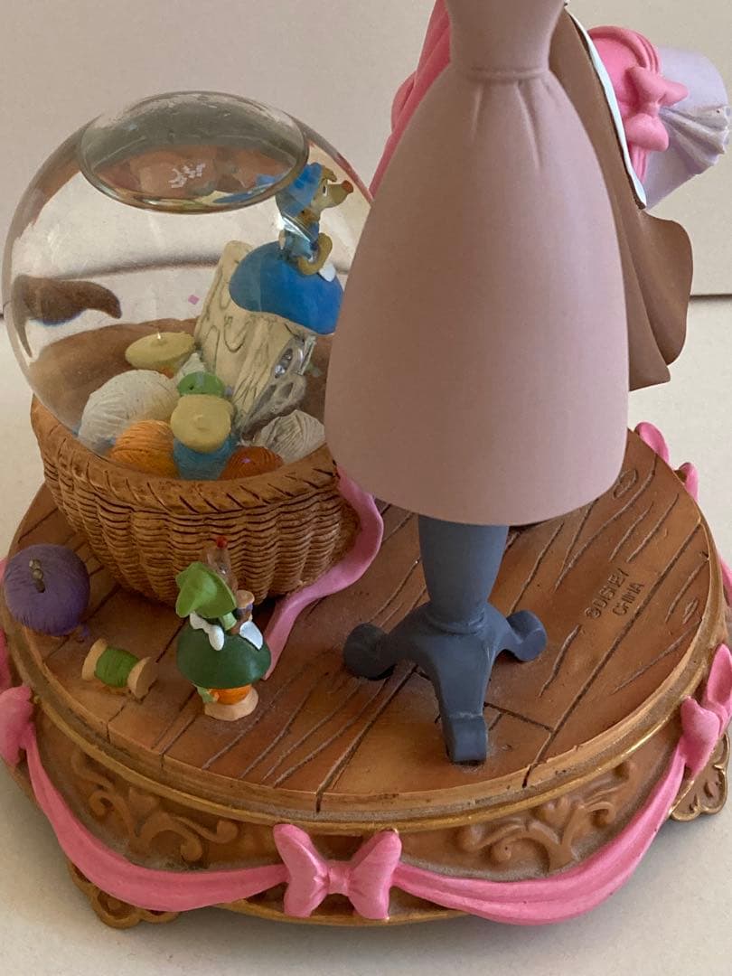 シンデレラ　ピンクドレス　フィギュア　スノードーム　ディズニーストア