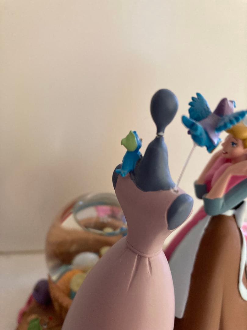 シンデレラ　ピンクドレス　フィギュア　スノードーム　ディズニーストア