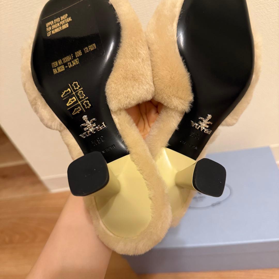 PRADA ベージュファー ミュールサンダル