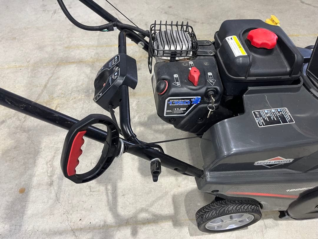 ブリッグス＆ストラットン 1222EE 小型除雪機　ガソリン7.5馬力　値引き中