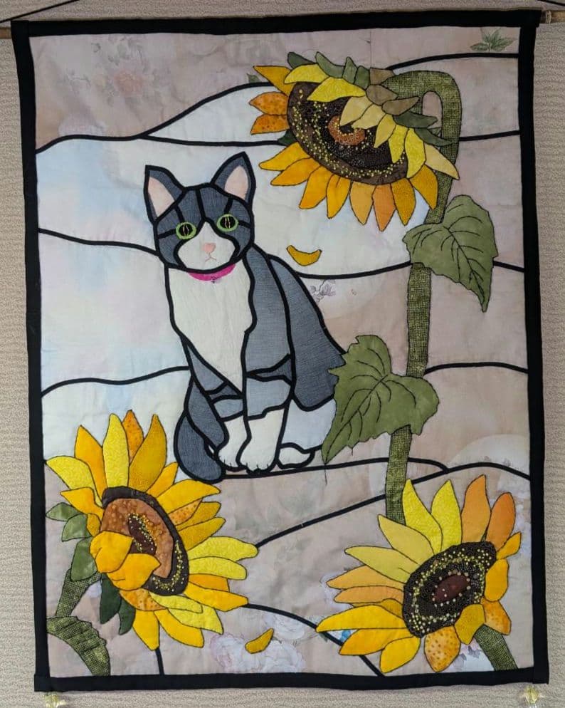 ハンドメイド ステンドグラスキルトタペストリー　猫とひまわり
