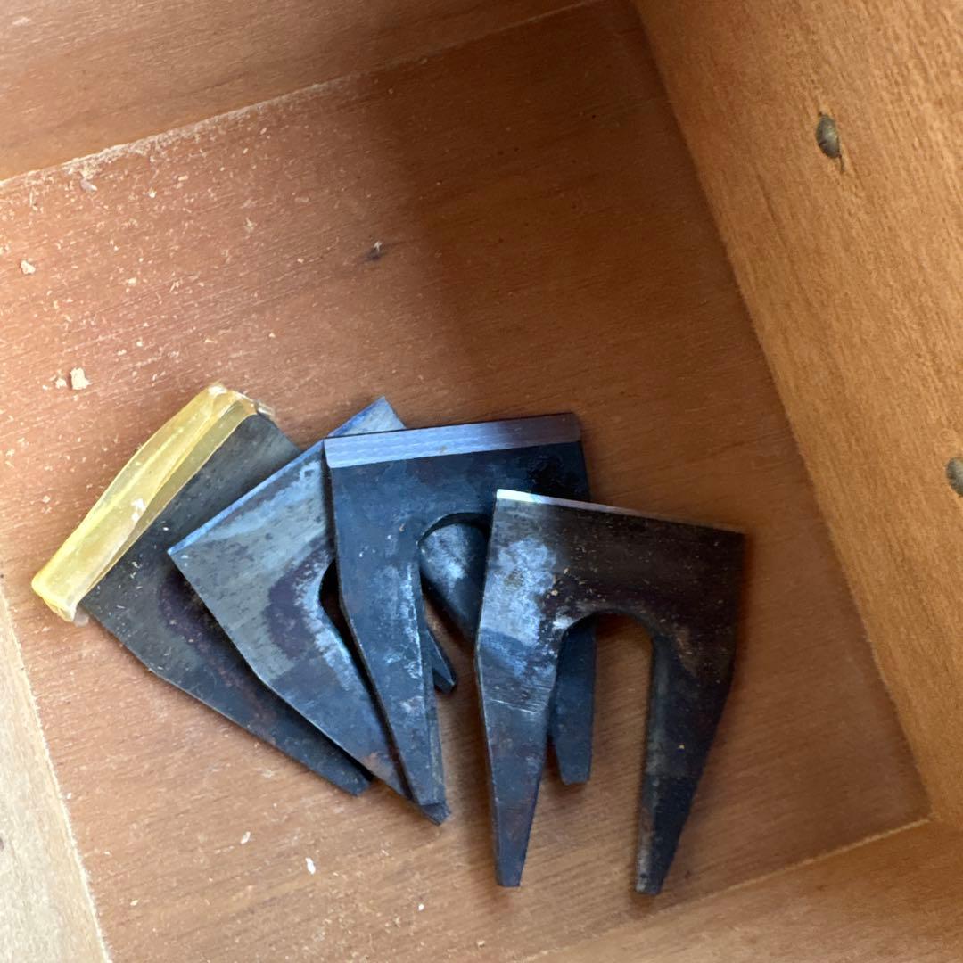 鰹節削り器　電動　鰹節削り機　業務用　替え刃４枚付き　鰹節　グラインダー