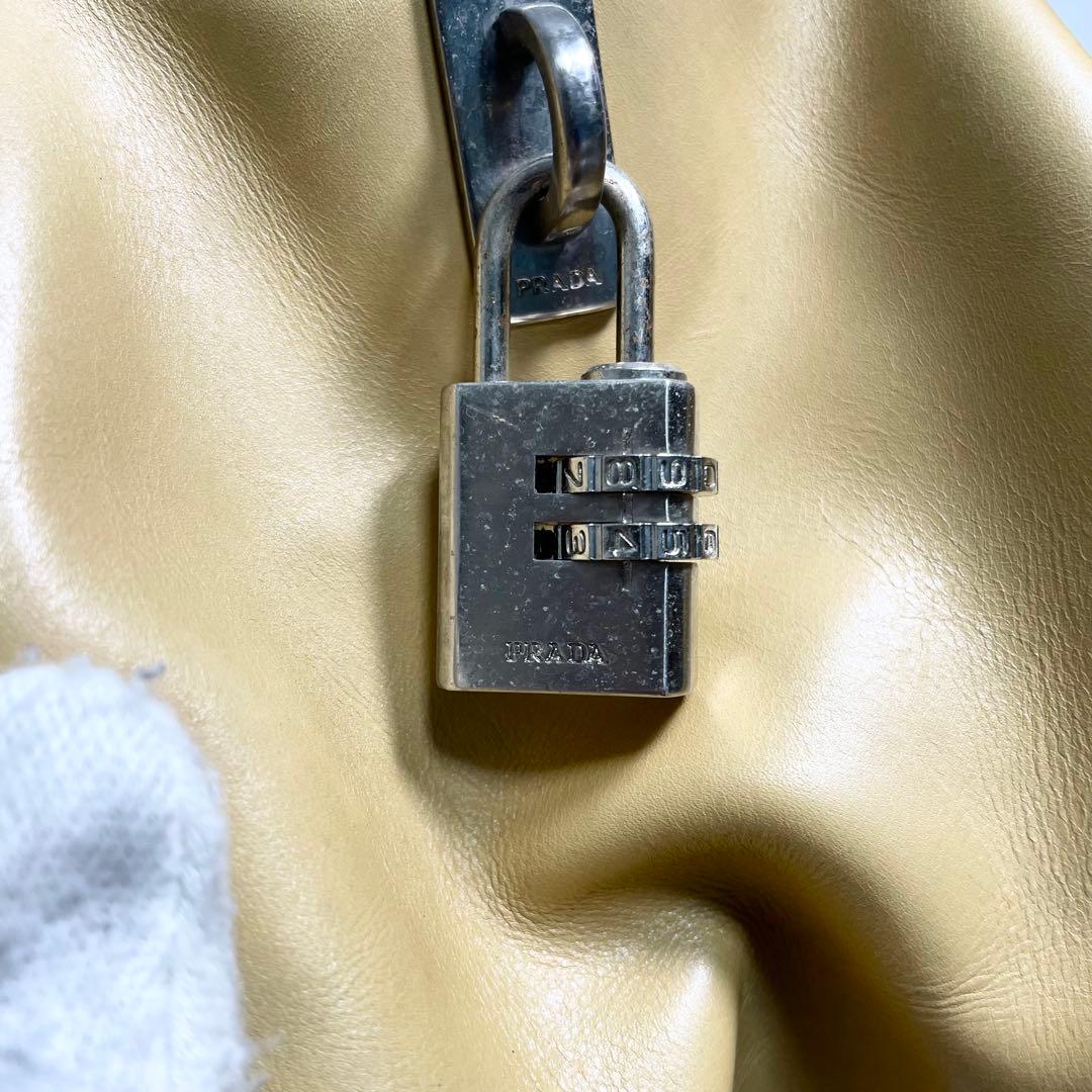 PRADA パンチング ボーリング バッグ チャーム 南京錠 大容量 多機能 黄