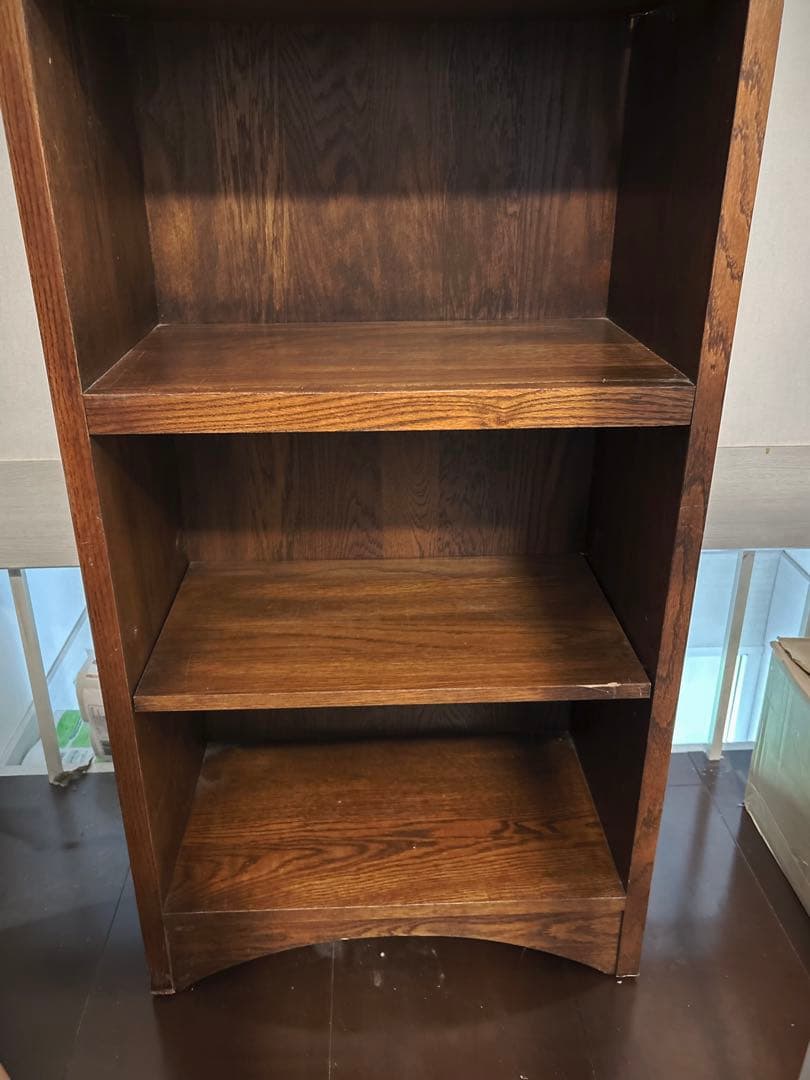 重厚　古くてしっかりした本棚