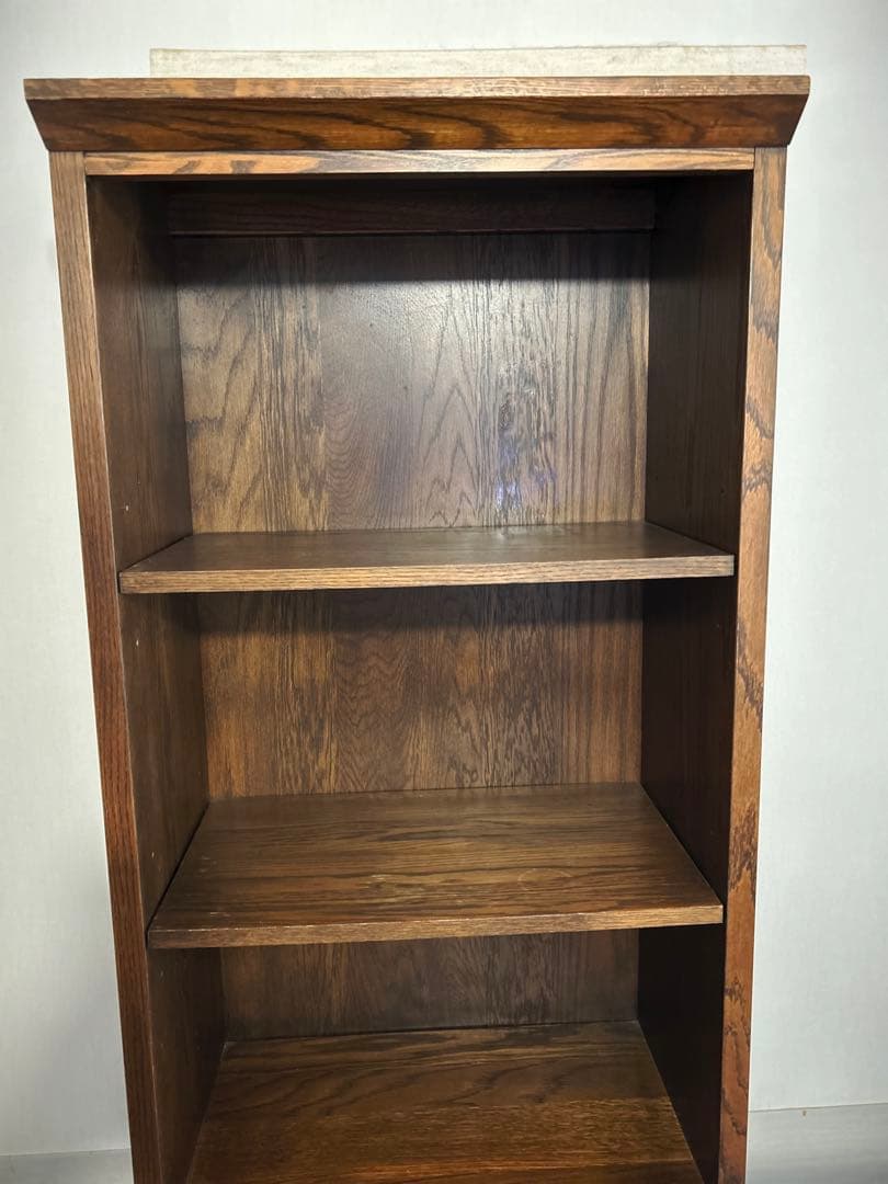 重厚　古くてしっかりした本棚