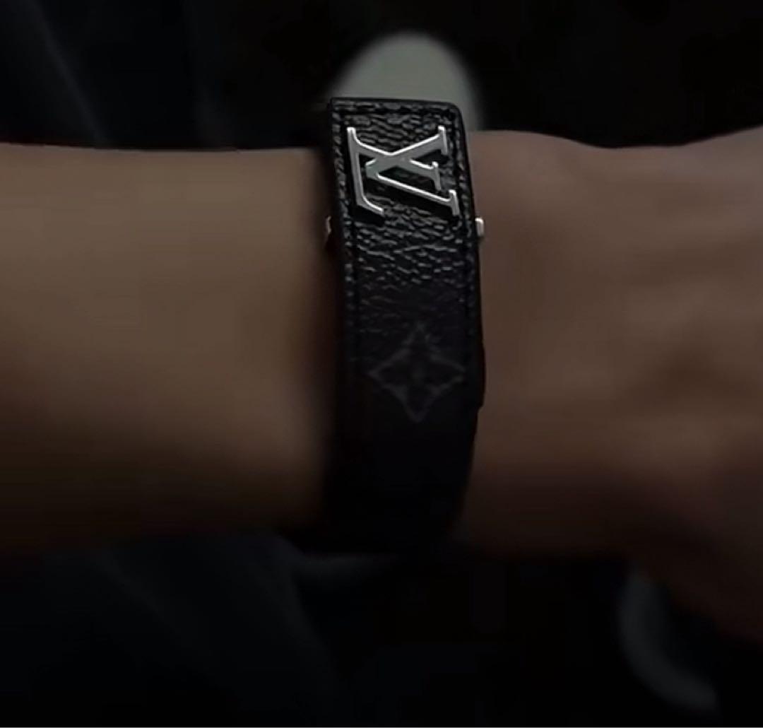 Louis Vuitton ブラックレザーシルバーバックルブレスレット